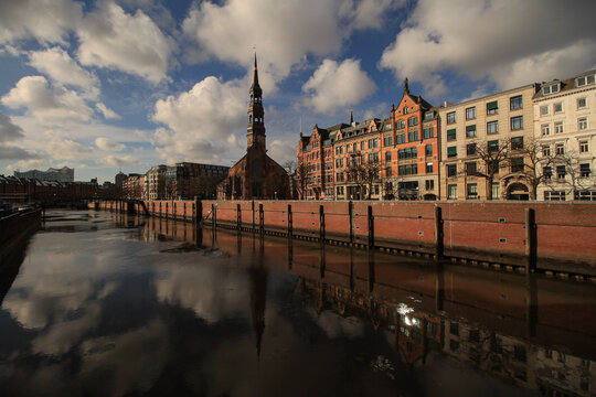 Alt-Hamburg am Zollkanal; Uferfront mit St.-Katharinen-Kirche und Zippelhaus 
