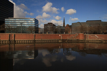 Hamburg; Blick über den Zollkanal zum Meßberg