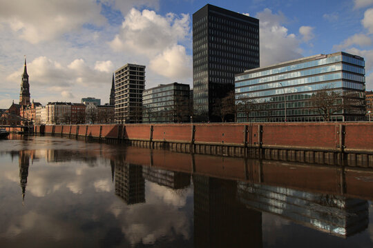 Hamburger Altstadtskyline; Zollkanal am Dovenflleet und St. Katharinen