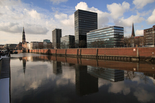 Hanseatische Skyline; Blick &uuml;ber den Hamburger Zollkanal zur Uferfront am Dovenfleet mit St. Katharinen