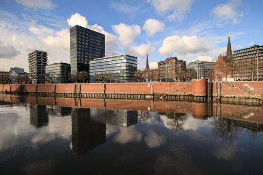 Uferfront der Hamburger Altstadt; Blick &uuml;ber den Zollkanal mit Dovenfleet und Me&szlig;berg