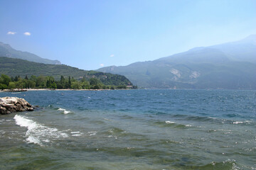 windige Seite des Gardasees, Oberitalien, Naturidyll