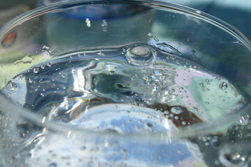 sprudelnde Angelegenheit - Mineralwasser mit Kohlensäure in einem Glas