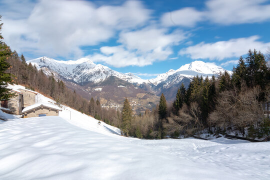 panorama montagna e pascolo innevati oltre il colle bergamo © Matteo