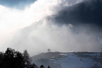 panorama con nuvole in montagna
