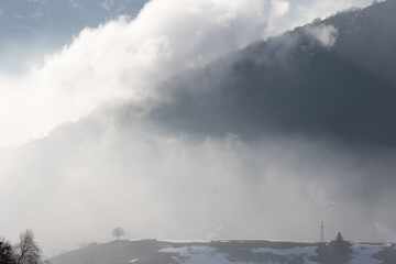 Fototapeta premium nuvole in montagna