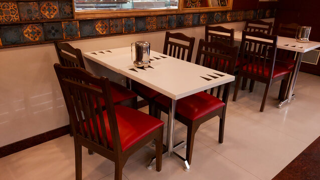 Restaurant table without people