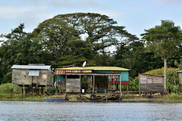 Fototapeta na wymiar Paisajes y rincones del pequeño pueblo de El Castillo, a orillas del rio de San Juan, en el sur de Nicaragua