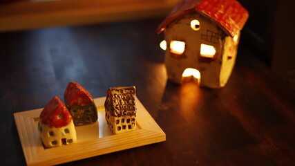 Fototapeta Domek ceramiczny ze światłem w środku miniatura wieczorem nastrojowo obraz