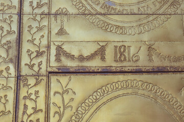 Detalles de la puerta de oro de la Iglesia parroquial de Albalat dels tarongers en la Comunidad Valenciana