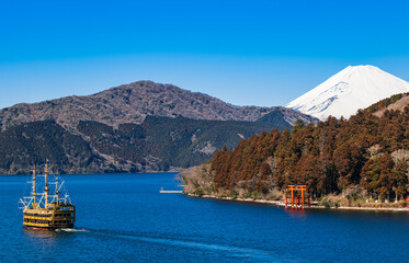 芦ノ湖と富士山　冬景