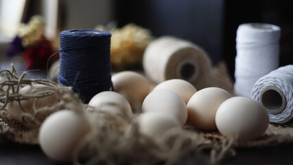 Jajka świeże wiejskie całe leżące na stole drewnianym brązowym © Seance_Photo_Sylwia