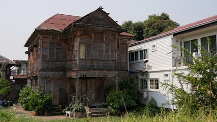 Fototapeta na wymiar Abandoned old wooden house in Bangkok, Thailand. Thai style vintage house.