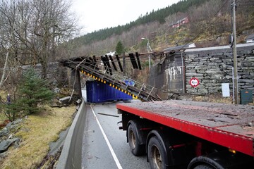 hardangervegen accident -  broken bridge on hardangervegen