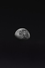 Lua minguante sozinha no céu escuro 