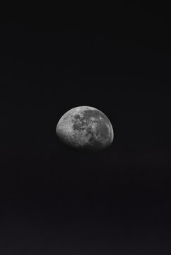 Lua minguante sozinha no c&eacute;u escuro 