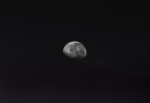 Lua minguante sozinha no c&eacute;u escuro 