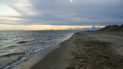 Plage déserte avant l'orage