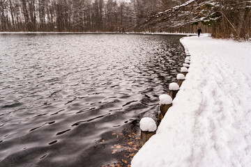 See mit verschneitem Ufer
