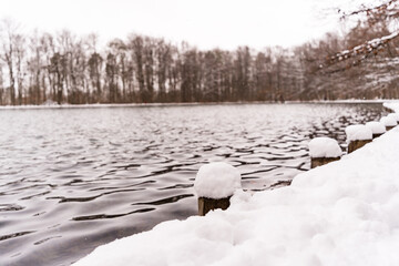 See mit verschneitem Ufer
