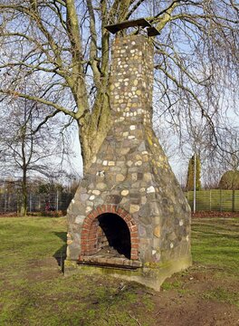 Aussenkamin aus Naturstein im Garten