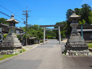 初夏の尾張本宮山の山道にある鳥居