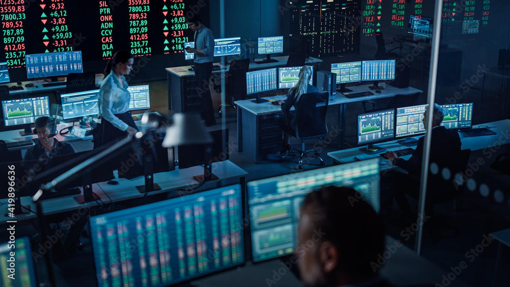 Fototapete Professional Financial Data Analysts Working in a Modern Monitoring Office with Live Analytics Feed on a Big Digital Screen. Monitoring Room with Finance Specialists Sit in Front of Computers. 