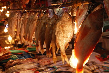 suszone ryby na targu