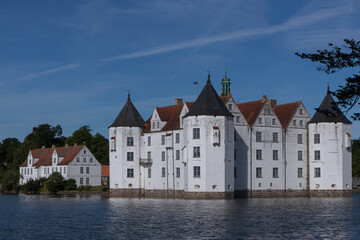 Fototapeta na wymiar moated castle in Glücksburg