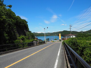 Naklejka premium 池と空と田舎道