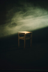 ライティングされた木のイスとスモーク