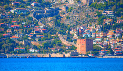 Naklejka premium Landscape with marina and Red Tower (Kizil Kule) in Alanya peninsula - Antalya, Turkey