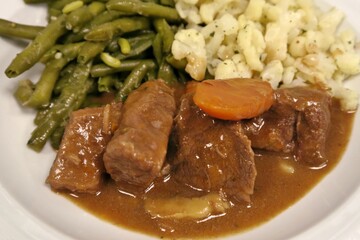 Assiette avec du bœuf bourguignon.