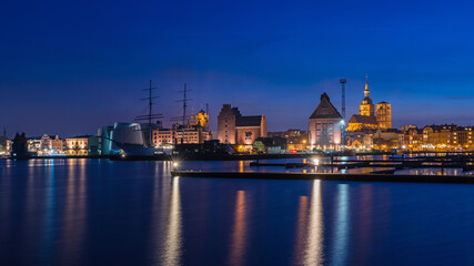 Fototapeta na wymiar Stralsund – Hafen-Panorama zur Blauen Stunde