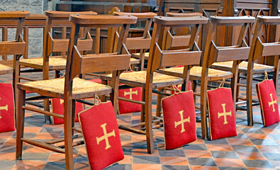 stühle mit der kissen in eine kirche