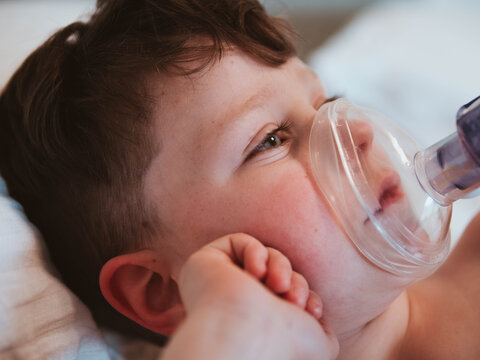 ni&ntilde;o peque&ntilde;o con inhalador de medicina para el asma