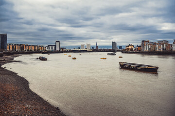 Fototapeta premium View of the River Thames and skyscrapers in London