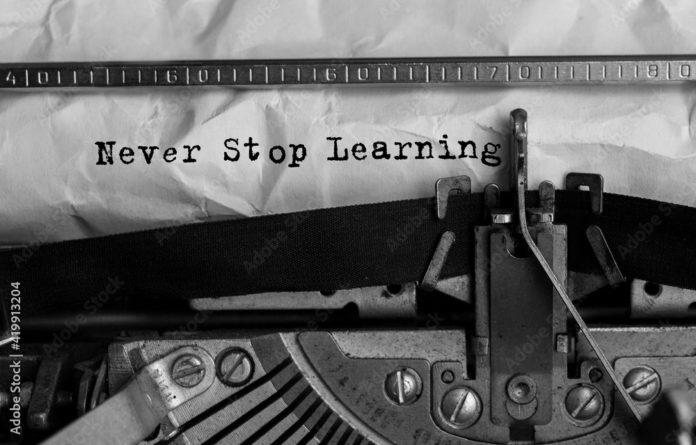 Aufkleber Text Never Stop Learning typed on retro typewriter