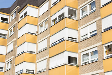 Ältere Immobilie mit vielen Balkonen