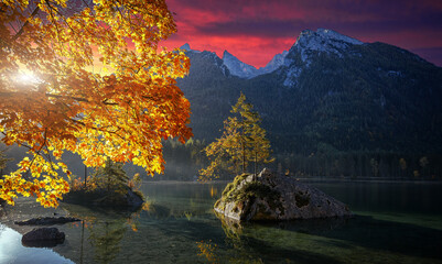 Panele Szklane  Wspaniały krajobraz górski. Fantastyczna kolorowa sceneria jeziora Hintersee podczas zachodu słońca. Niesamowita jesienna scena przyrody. Dramatyczna scena z ciemnym malowniczym niebem. wspaniałe naturalne tło.