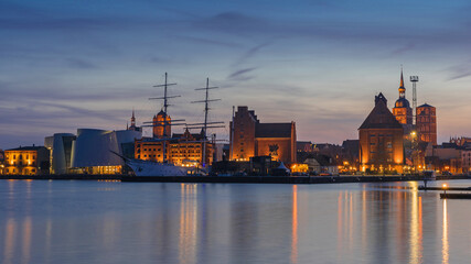 Fototapeta premium Stralsund – Hafen-Panorama zur Blauen Stunde