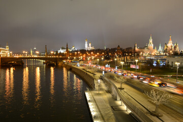 Fototapeta na wymiar MOSCOW, RUSSIA - 25 NOVEMBER, 2019: Night view to the Kremlin and Moscow River from Big Moskvoretskiy Bridge