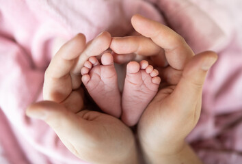 bebé y mamá , pies y manos