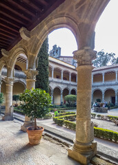 Fototapeta premium Vista lateral de los arcos del claustro del Monasterio de Yuste (España)