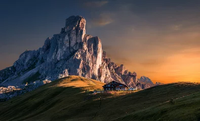 Unglaubliche Naturlandschaft. fantastische Aussicht auf die berühmten Dolomitengipfel, die im Sommer bei Sonnenaufgang im wunderschönen goldenen Morgenlicht leuchten. Passo Giau, Dolomiten, Italien. Majestätische Dolomiten © jenyateua