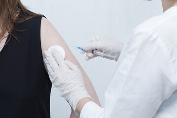 a nurse makes a vaccine for a patient