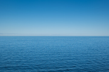 Fototapeta na wymiar The Baltic Sea on a sunny day with horizon and blue sky.