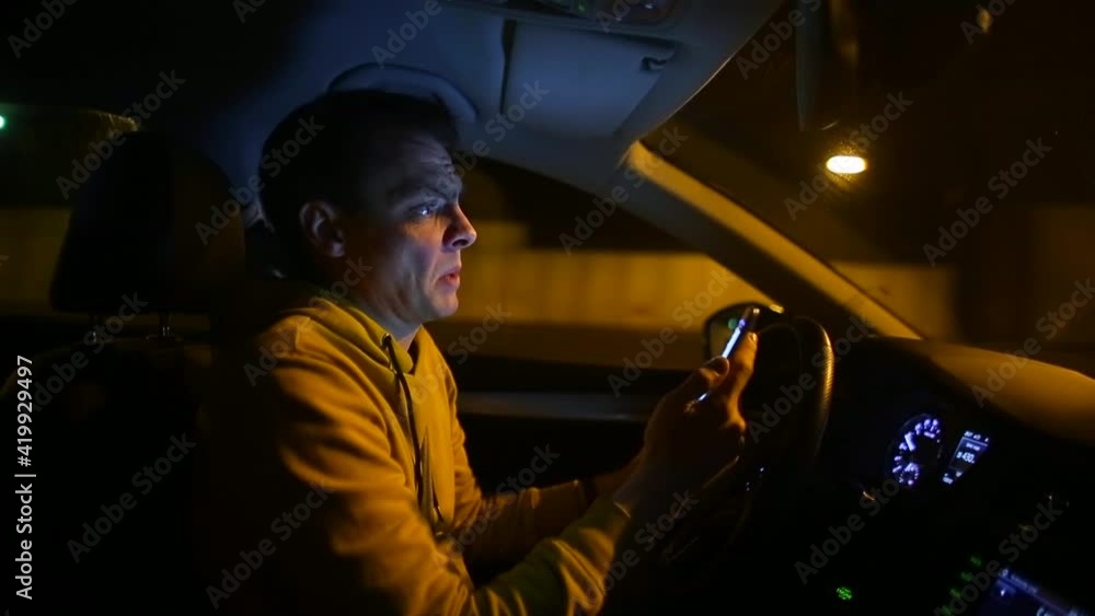 Aufkleber the driver of the car speaks via video communication while driving. simultaneously controls the car 