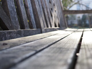 Eine Sitzgelegenheit aus Holz in einem Park