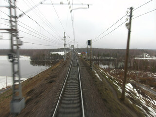 Fototapeta na wymiar Вид из кабины движущегося локомотива на ж. д путь и мост.